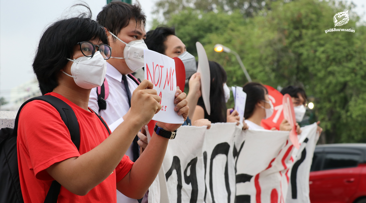 กลุ่มนิสิตนักศึกษา แสดงพลัง แฟลชม็อบ ไล่ฝุ่น หน้าทำเนียบฯ เร่งรัฐบาลออกมาตรการแก้ปัญหา PM 2.5 อย่างจริงจัง