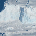นักวิทยาศาสตร์เตือน การละลายของหิ้งน้ำแข็งอาจทำให้น้ำทะเลสูงขึ้น 30 ซม. ภายในสิ้นทศวรรษนี้