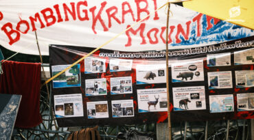 กลุ่มคนรักษ์เขากระบี่ปักหลักชุมนุมหน้าทำเนียบฯ ยกเลิกโรงโม่หิน คืนขุนเขาให้ชุมชน