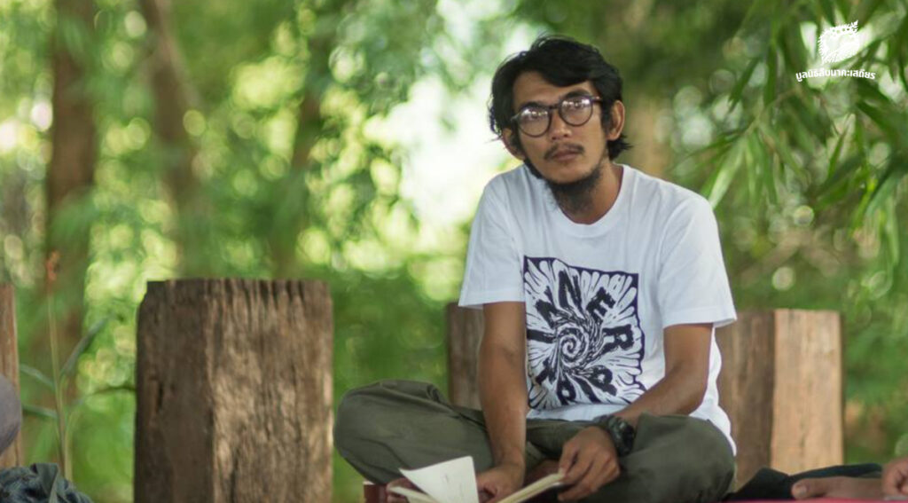 ‘ยังยิ้ม’ เรื่องเล่าของเด็กแว้ง นกเงือก และความหวังที่ยังบินอยู่ของ ‘นูรฮีซาม บินมามุ’