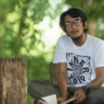 ‘ยังยิ้ม’ เรื่องเล่าของเด็กแว้ง นกเงือก และความหวังที่ยังบินอยู่ของ ‘นูรฮีซาม บินมามุ’