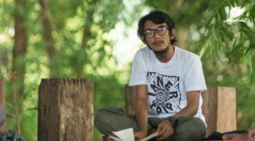 ‘ยังยิ้ม’ เรื่องเล่าของเด็กแว้ง นกเงือก และความหวังที่ยังบินอยู่ของ ‘นูรฮีซาม บินมามุ’