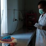 ชีวิตในเปลือกบาง กับงานที่พลาดไม่ได้แม้เสี้ยววินาทีของผู้ดูแลพญาแร้ง