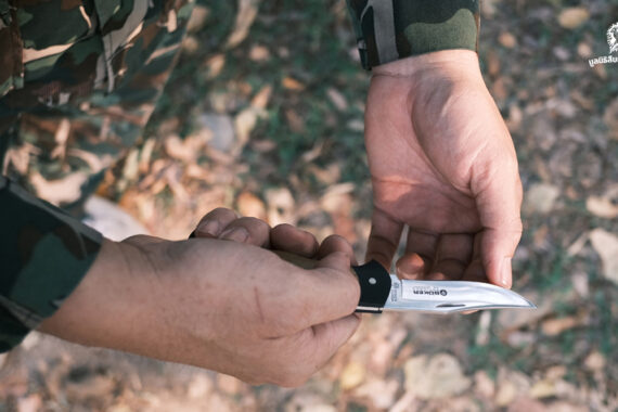 ส่งมอบ ‘มีดพับ’ จากอาจารย์เสกสรรค์ ประเสริฐกุล สู่ผู้พิทักษ์ป่า เขตรักษาพันธุ์สัตว์ป่าห้วยขาเเข้ง