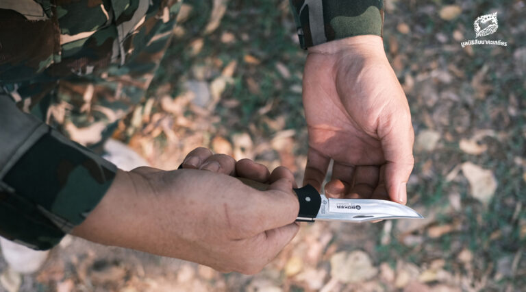 ส่งมอบ ‘มีดพับ’ จากอาจารย์เสกสรรค์ ประเสริฐกุล สู่ผู้พิทักษ์ป่า เขตรักษาพันธุ์สัตว์ป่าห้วยขาเเข้ง